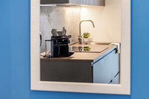 A modern kitchen with a built-in stove, a sink, and a countertop. - [Lungolago] Nuovo Bilocale 6 (Como)