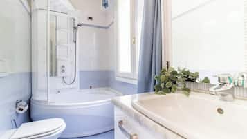 Un bagno con doccia, wc e lavandino.