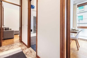 Ein modernes Interieur mit einer Couch, einem Esstisch und einem Sessel.