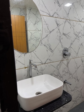 Habitación doble Deluxe, vista a la ciudad | Baño | Regadera, amenidades de baño gratuitas, pantuflas, toallas 