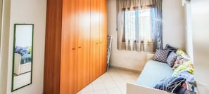 Apartamento, patio, vistas al mar | Interior
