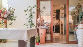 Căn hộ, sân hiên, quang cảnh biển | Khu ẩm thực ngoài trời