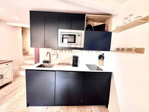 A compact kitchen with a built-in microwave, a sink, and a coffee maker. - Cocon Bonaparte 2 - Garibaldi (Nice)
