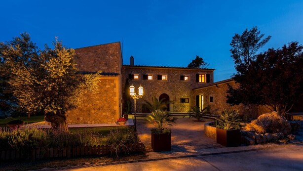 A stone building with multiple windows and a courtyard. - Son Polvell, Finca 5StarsHome Mallorca (Andratx)