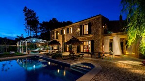 A stone house with a swimming pool, outdoor seating, and a covered patio area. - Son Polvell, Finca 5StarsHome Mallorca (Andratx)