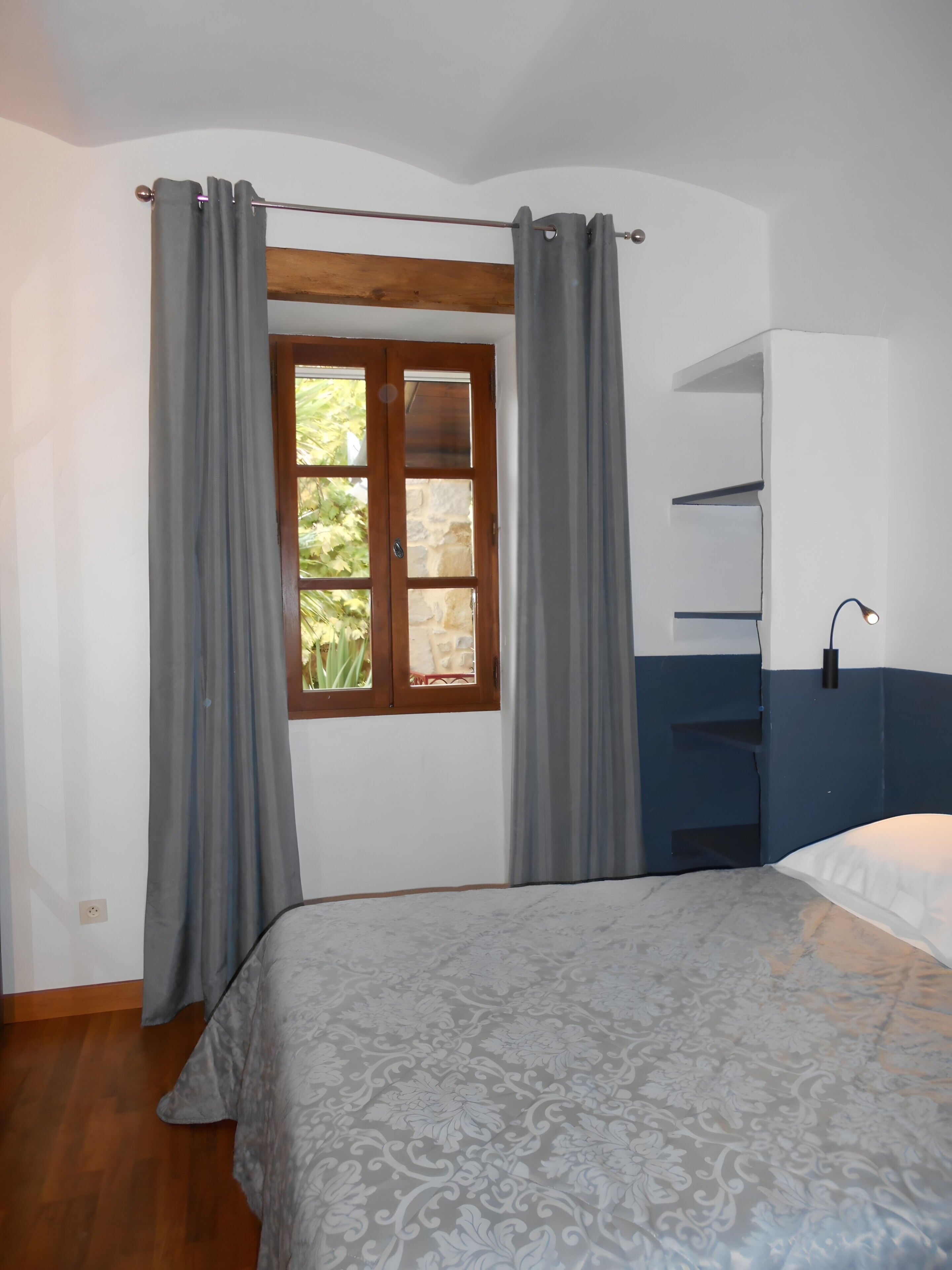 6 bedrooms, iron/ironing board, WiFi, bed sheets