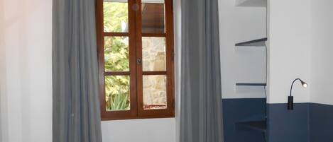 6 bedrooms, iron/ironing board, WiFi, bed sheets