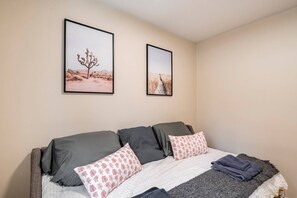 Iron/ironing board, WiFi, bed sheets - Mt. Lebanon Cape Cod Retreat - 7 mi / 15 mins from Downtown PGH (Pittsburgh)