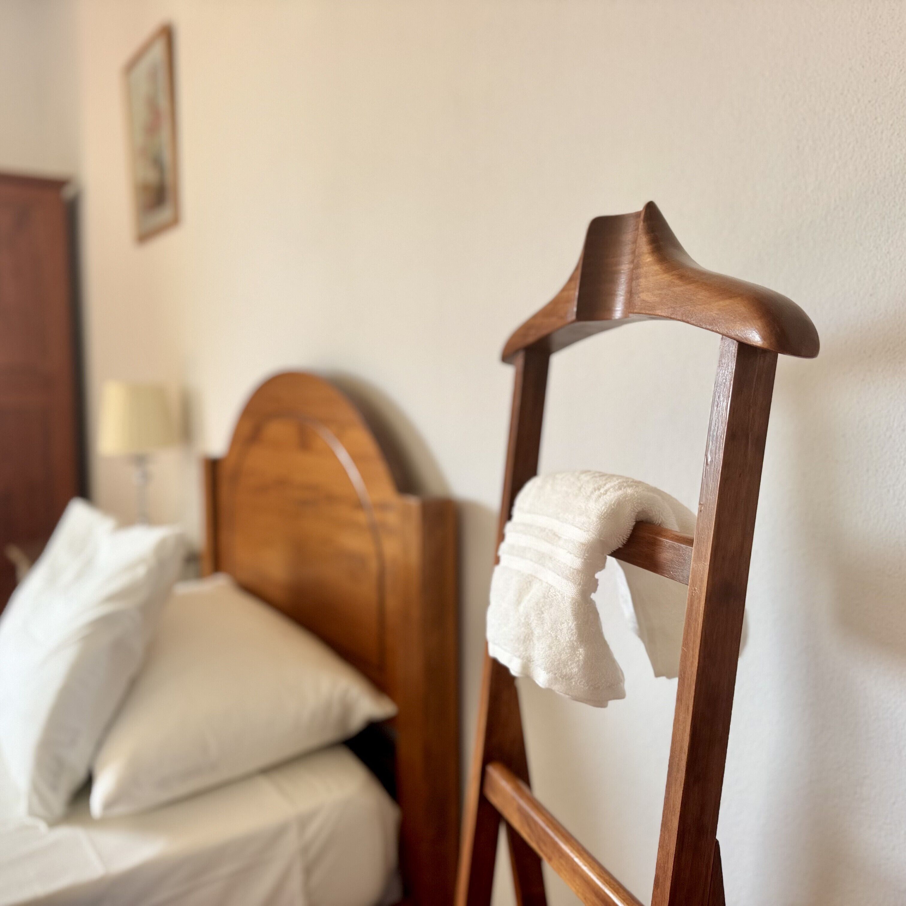 Tabla de planchar con plancha, wifi y ropa de cama 