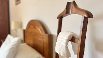 Tabla de planchar con plancha, wifi y ropa de cama