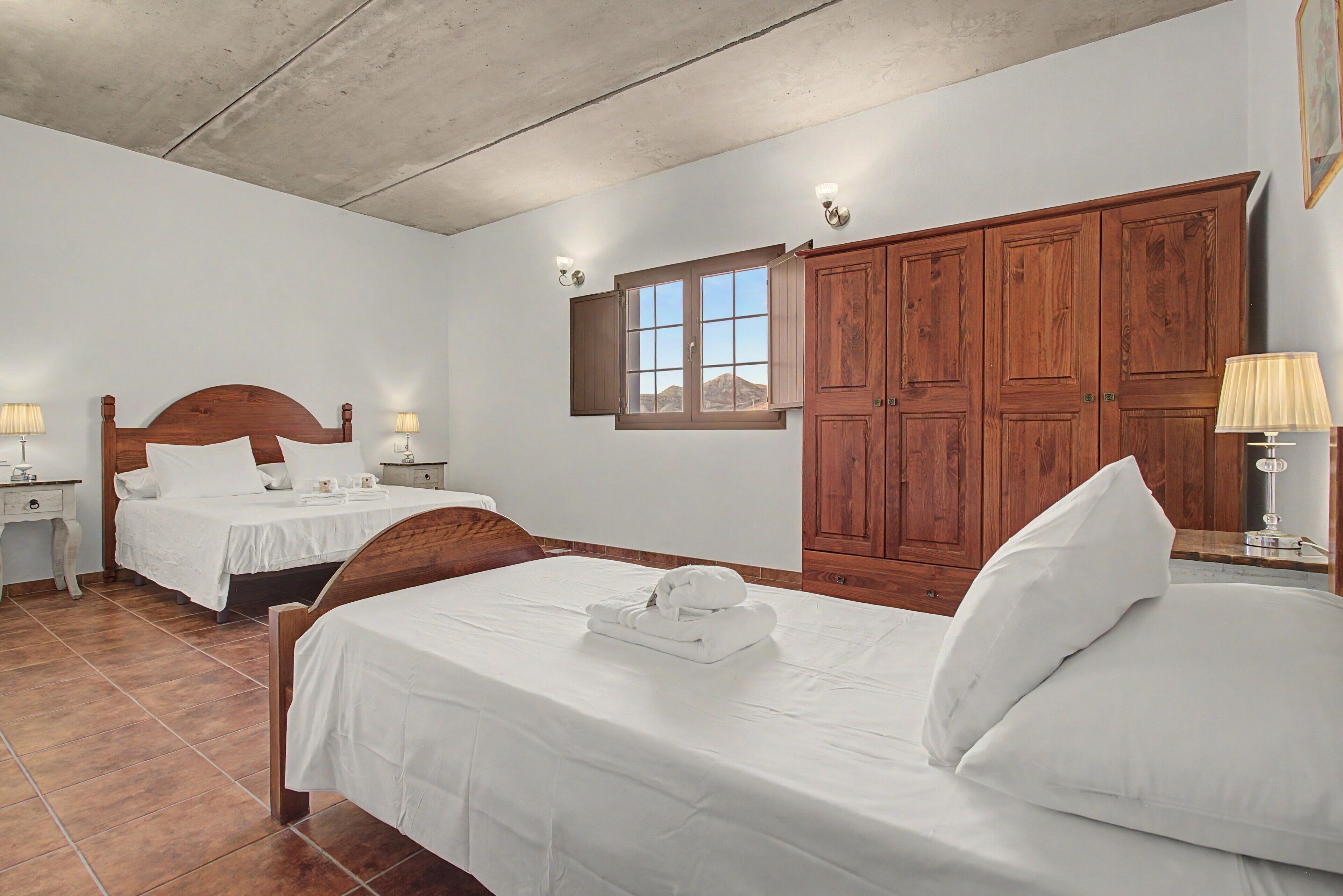 Iron/ironing board, WiFi, bed sheets