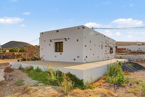 Exterior - Casa Clarita: House with Mountain Views, Private Terrace, and Wi-Fi (Tindaya)