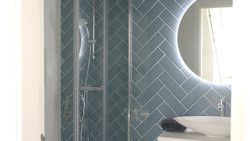 Douche, articles de toilette écologiques, sèche-cheveux