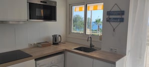 Coffee/tea maker, fridge, microwave, stovetop - Apartment in Salou-with Sea View, Wi-Fi and Air Conditioning (Salou)