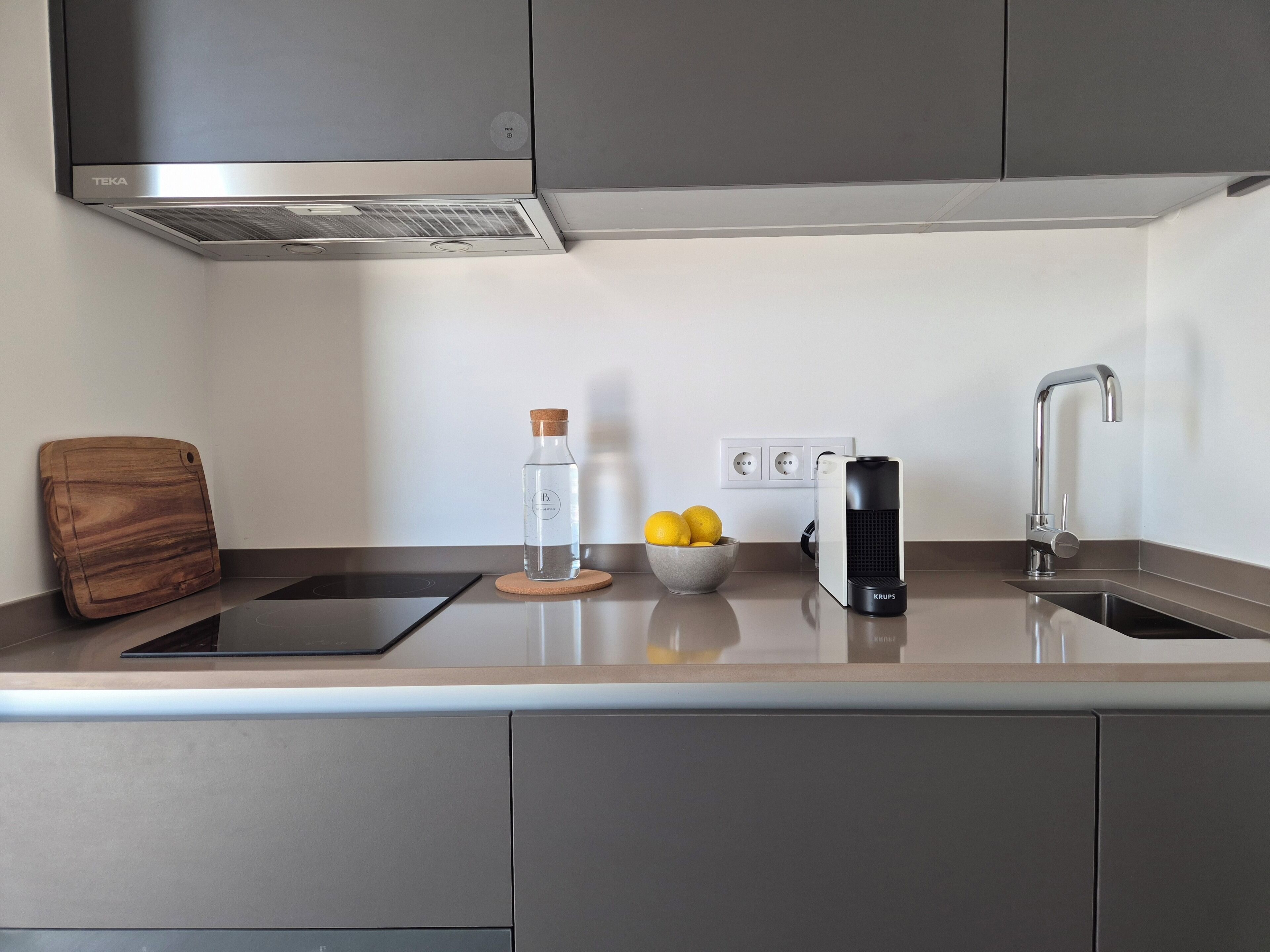 Coffee/tea maker, fridge, oven, stovetop