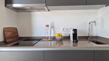 Coffee/tea maker, fridge, oven, stovetop