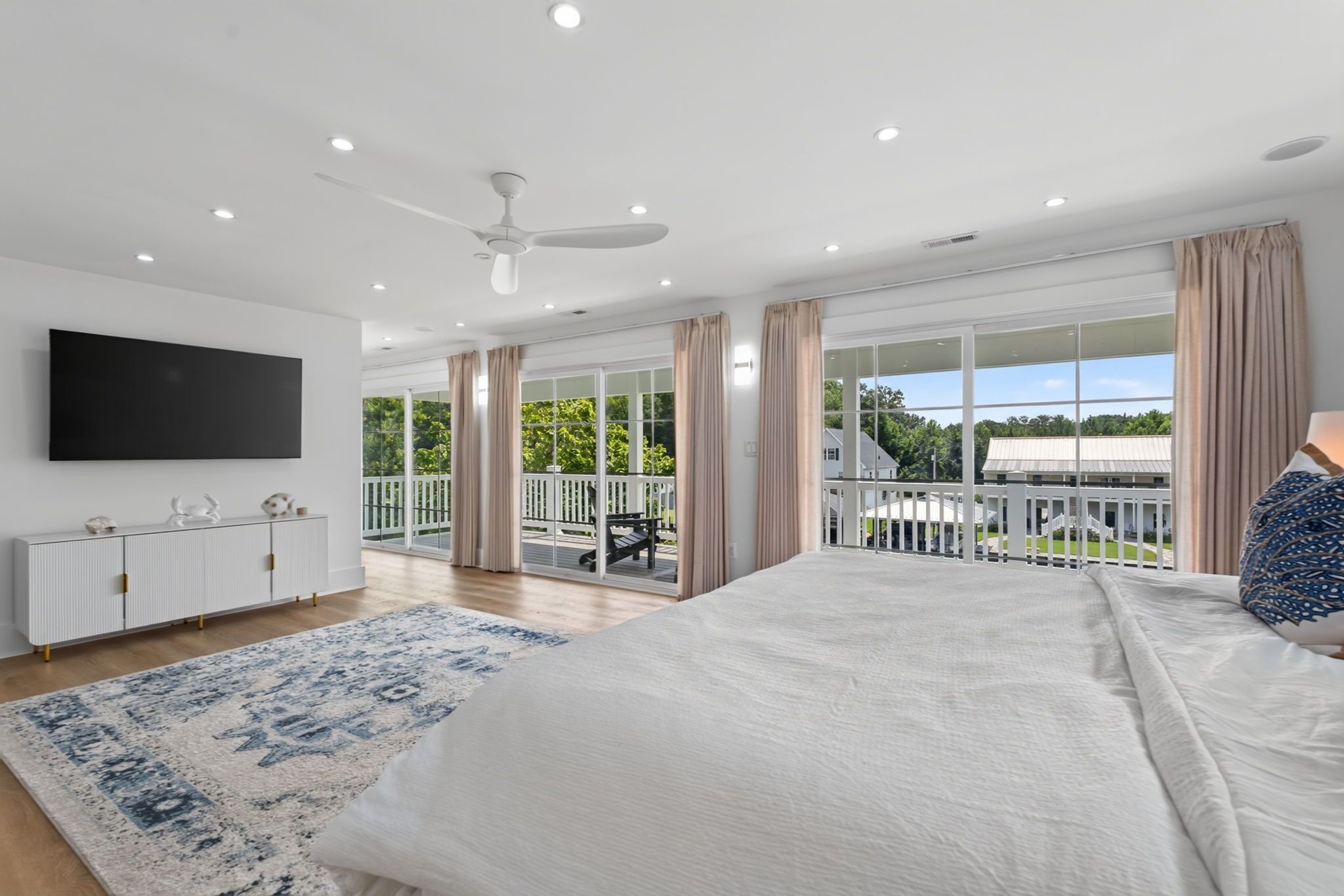 4 bedrooms, iron/ironing board, WiFi, bed sheets