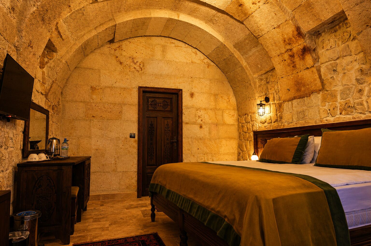 Deluxe Room | Hypo-allergenic bedding available, minibar, WiFi (free)