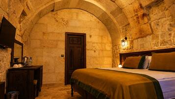 Deluxe Room | Hypo-allergenic bedding available, minibar, WiFi (free)