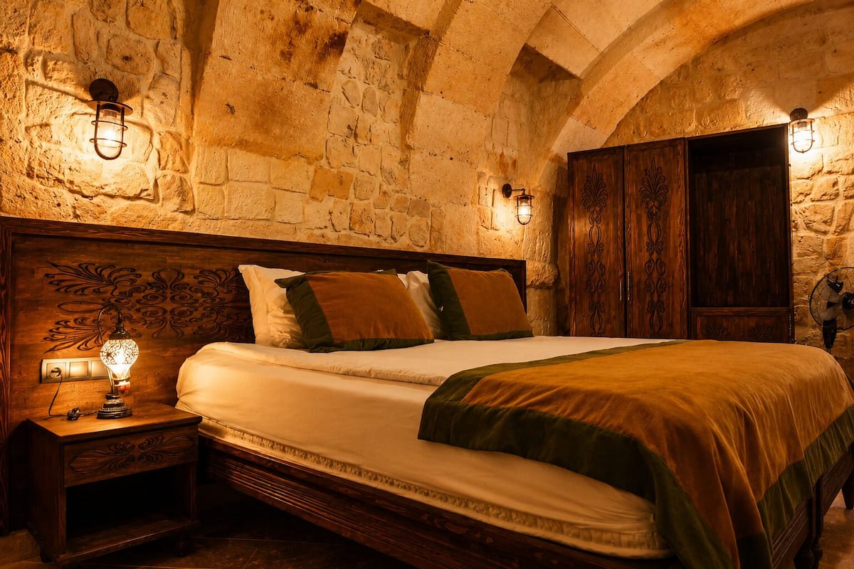 Deluxe Room | Hypo-allergenic bedding, minibar, free WiFi, individually decorated