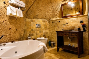 Honeymoon Double Room | Bathroom | Free toiletries, hair dryer, heated floors, towels - La Mar Cave Cappadocia (Ürgüp)