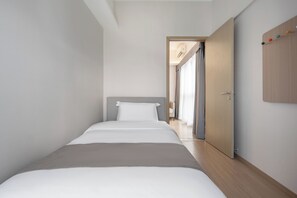 A modern hotel room with a single bed, a wooden door, and a view of the hallway. - Poltton International Apartment (Liuzhou Yaobu Ancient Town Panlongshan) (Shantou)