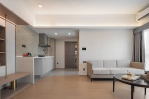 Family Suite, City View | Living area - Poltton International Apartment (Shantou East Coast MixC Store) (Shantou)
