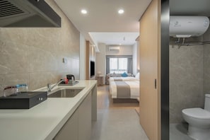 Business-Doppelzimmer, Stadtblick | Badezimmer | Dusche, Haartrockner, Handtücher, Shampoo