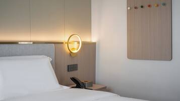 Suite familiar, vistas a la ciudad | Espacio para trabajar con un portátil, wifi gratis, ropa de cama