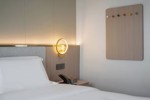 Family Suite, City View | Laptop workspace, free WiFi, bed sheets - Poltton International Apartment (Shantou East Coast MixC Store) (Shantou)
