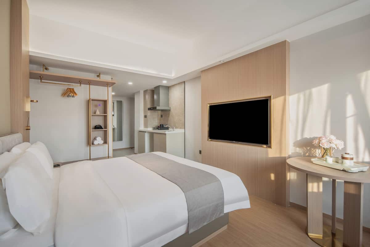 Business Single Room, City View | Laptop workspace, free WiFi, bed sheets