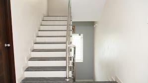 Una escalera con barandilla que da a una plataforma.