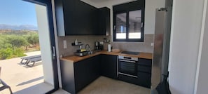 Cafetera y tetera, refrigerador, horno y parrilla de estufa