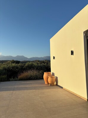 Un edificio de techos planos y vista despejada a las montañas al fondo.