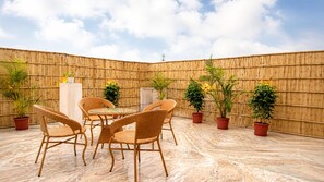 Rumah Klasik, balkon, pemandangan kota | Teras/patio