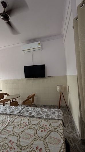 Desk, laptop workspace, free WiFi - Anantam Stays By Hotel Bhopal Palace (Jaipur)