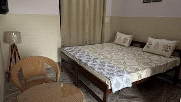 Een bureau, een laptopwerkplek, gratis wifi