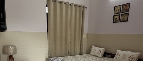 Hypo-allergenic bedding, desk, laptop workspace, free WiFi