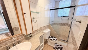 A bathroom with a sink, toilet, and shower area. - Vista Villa Premium Apartment | Copacabana (Rio de Janeiro)