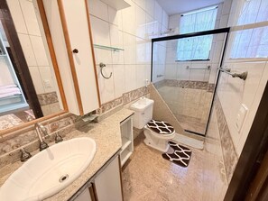 A bathroom with a sink, toilet, and shower area. - Vista Villa Premium Apartment | Copacabana (Rio de Janeiro)