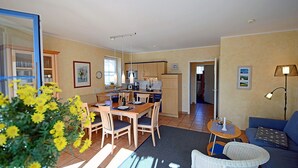 A compact living space with a dining area, kitchenette, and a sofa. - Just 50 meters from the sandy Baltic Sea beach, Wi-Fi, washing machine, accommodates up to 4 people, with a balcony (Glowe)