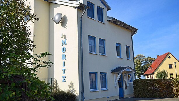 A two-story building with a sign reading 'MORITZ' on the side. - Just 50 meters from the sandy Baltic Sea beach, Wi-Fi, washing machine, accommodates up to 4 people, with a balcony (Glowe)