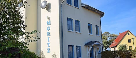 Un immeuble de deux étages, avec une enseigne portant l’inscription « MORITZ » sur le côté.
