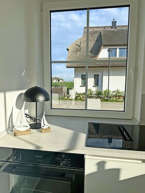 Cafetière/bouilloire, réfrigérateur, four, plaque de cuisson