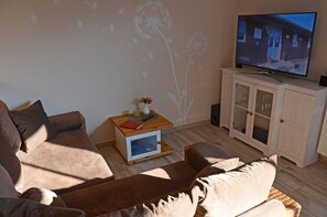 TV, DVD player, table tennis, stereo - Cozy furnishings, close to the beach, just 100 m from the sandy beach, balcony, pets allowed (Juliusruh)