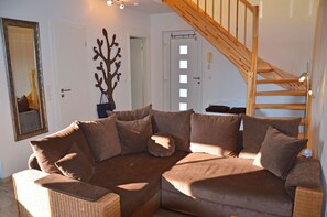 TV, DVD player, table tennis, stereo - Cozy furnishings, close to the beach, just 100 m from the sandy beach, balcony, pets allowed (Juliusruh)