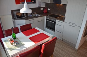Coffee/tea maker, fridge, microwave, oven - Cozy furnishings, close to the beach, just 100 m from the sandy beach, balcony, pets allowed (Juliusruh)