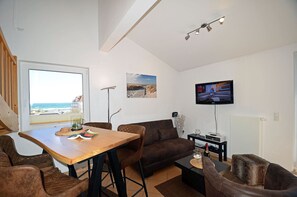 Living area - Cozy and comfortable, just 100 meters from the sandy beach, ocean view, balcony, pets allowed (Juliusruh)