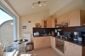 Private kitchen - Cozy and comfortable, just 100 meters from the sandy beach, ocean view, balcony, pets allowed (Juliusruh)