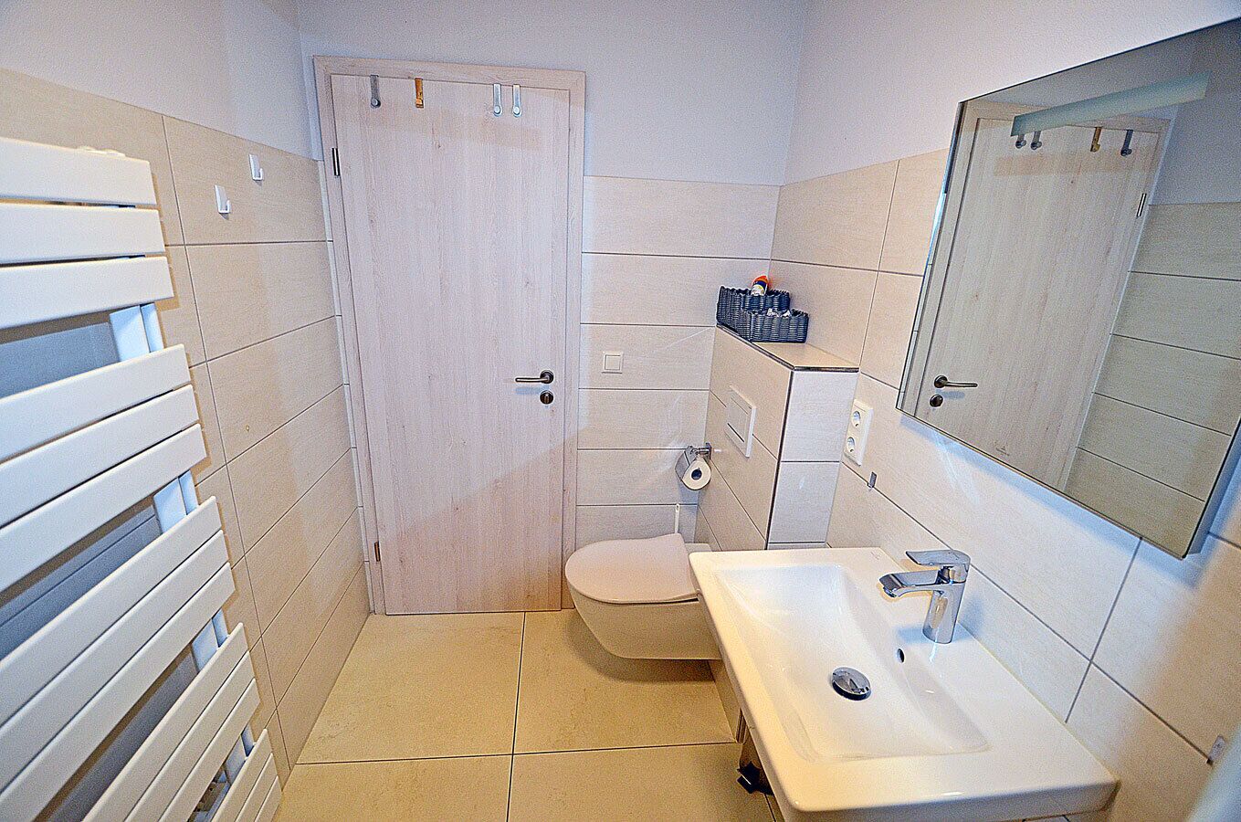 Un baño con inodoro, lavamanos y espejo.